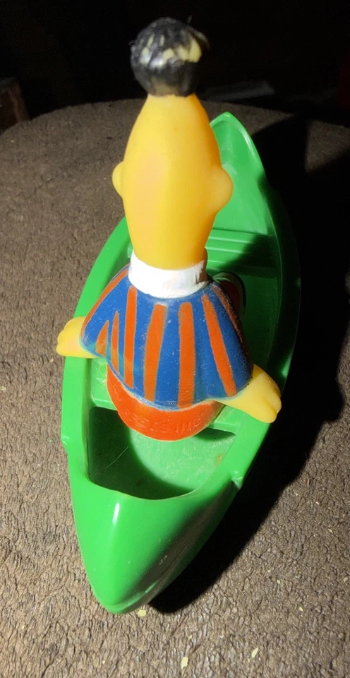 Figura de juguete flotante Sesame Street Bert en bote de remos bañera Illco vintage años 80 Foto 3 de 4