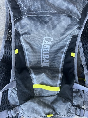 CamelBak Circuit Laufweste mit 1,5 l Trinkblase grau/elektrisch gelb Einheitsgröße - Bild 2 von 7