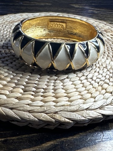ST JOHN VINTAGE COLLECTION HEAVY GOLDTONE CLAMPER CUFF BRACELET. - Picture 6 of 6