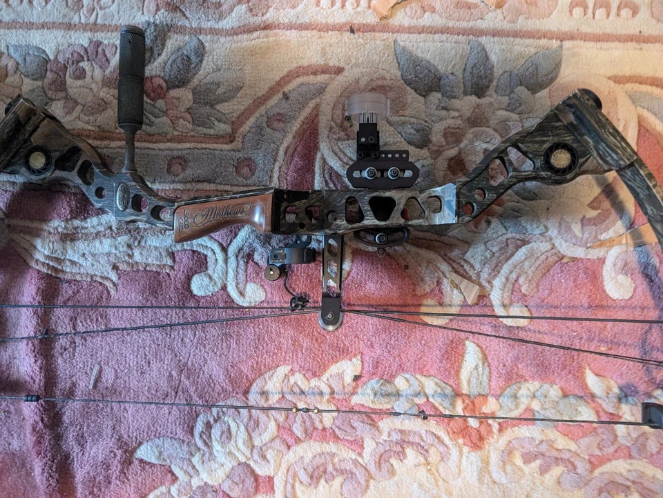 Mathews Legacy Compound Bow Nice Shape Overall  - Image 3 of 4