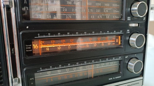 GRUNDIG RADIO SATELLIT 2100-LEGGERE ATTENTAMENTE -DA REVISIONARE - Imagen 6 de 24