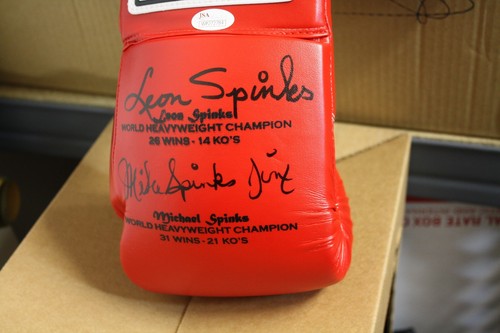 MICHAEL SPINKS & LEON SPINKS DUAL SIGNED TITLE RED BOXING GLOVE JSA WITNESS - Picture 3 of 3