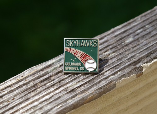 Skyhawks Softball Colorado Springs CO Baseball Metal & Enamel Lapel Pin Pinback - Imagen 4 de 7