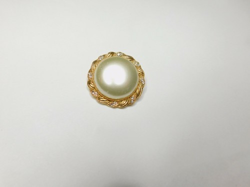 1928 Co. Broche Redondo Texturizado Perla Estrás Transparente Blanco Imitación De Colección - Imagen 3 de 6