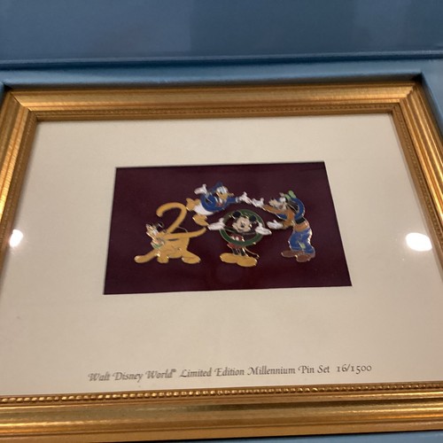 2000 Walt DISNEY World Corniciato MILLENNIUM Set Spille Topolino & FRIENDS LE 16 di 1500 - Foto 6 di 13