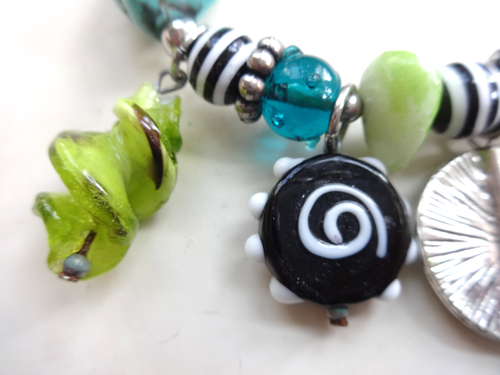 WHIMSICAL GLASS ACRYLIC BEADED CHARM BRACELET STRETCH BLUGR SILVER TURQUOISE FUN - Picture 4 of 7