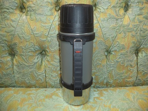 Modelo de botella de vacío térmica No. 2490 1,05 cuartos de galón gris frío y negro fácil vertido - Imagen 4 de 8