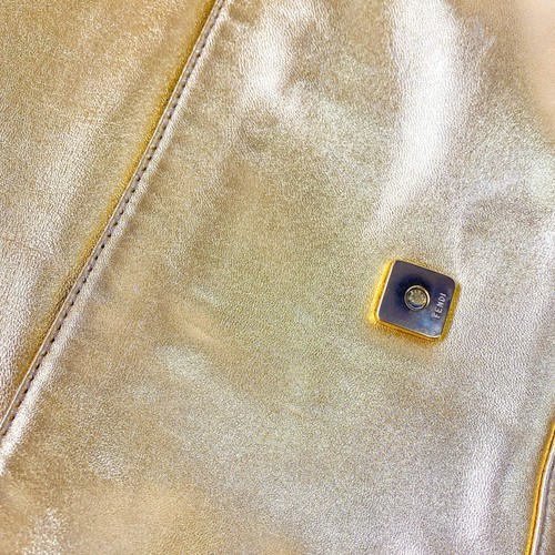 Bolso de hombro FENDI Baguette de cuero dorado y estrás con hebilla FF - Imagen 18 de 21