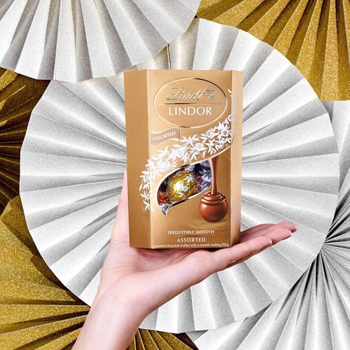 Lindt Lindor Milk & Assorted Chocolate Balls Smooth Filling Truffles Pack 4x200g - Picture 4 of 5
