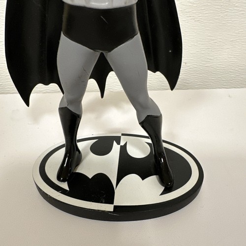 DC Collectibles, Batman Black & White Batman Statue by Dick Sprang LE 1168/5200 - Bild 3 von 7
