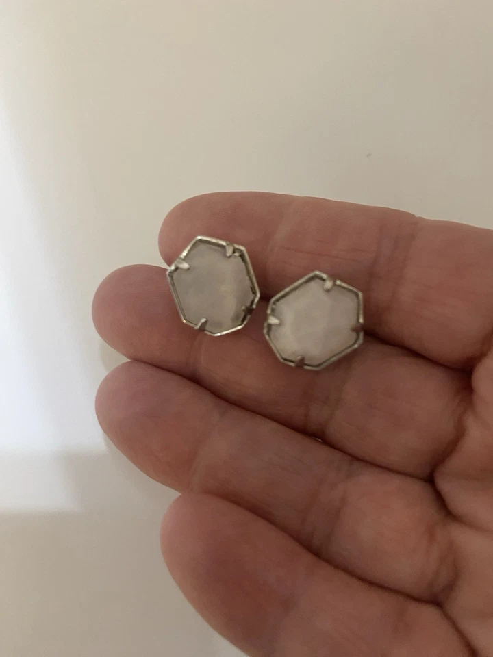 Brincos de pino branco hexágono folheados a ouro Kendra Scott - Imagem 2 de 3