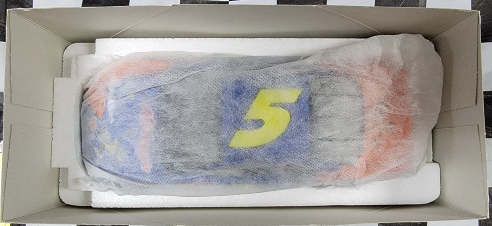 Terry Labonte #5 Kellogg's Looney Tunes Rematch 2002 Monte Carlo 1:24 Action (2) - Image 3 of 4