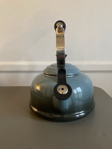 Classic Whistling Kettle By Le Creuset - Enamel on Steel 1.7 Qt - Blue Black - Picture 2 of 12