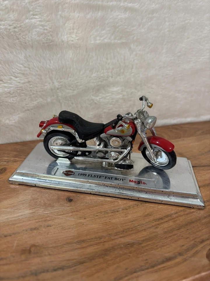 Harley Davidson 1999 Fat Boy 1:18 Scale Diecast Motorcycle by Maisto - Red - Image 2 of 4