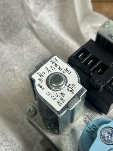 NEW OEM Carrier EF 32CW 183 Furnace Comb Gas Valve for 36E93-301 - Picture 4 of 13
