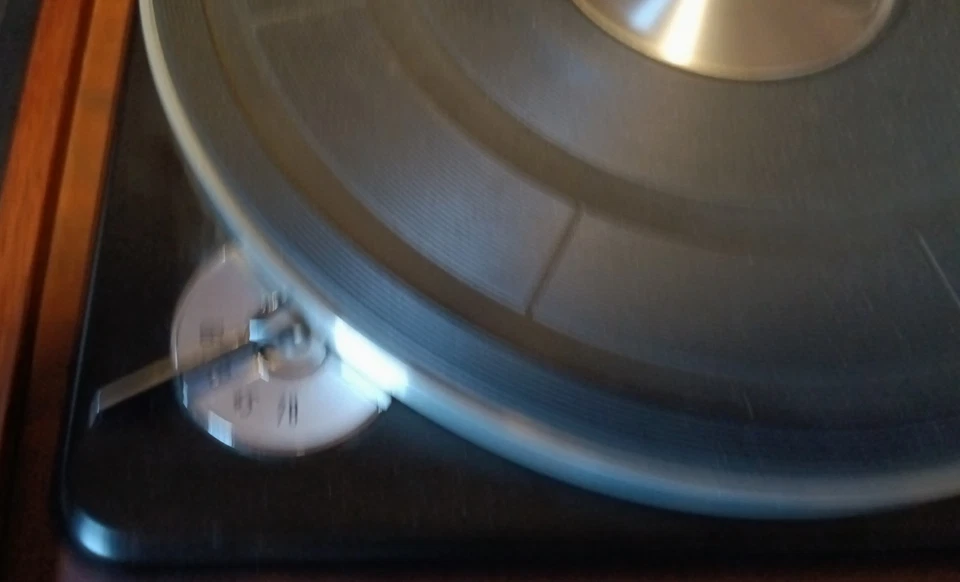 Tocadiscos Elac Miracord, Realistic 45 vintage con cubierta antipolvo, zócalo de madera Foto 4 de 4