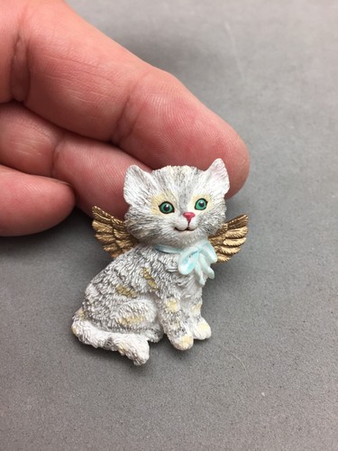 Avon Angel Haustier Kätzchen Katze Pin Harz 1 3/8" 1999 Kätzchen Gold Flügel grüne Augen
