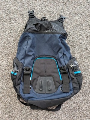 OAKLEY のリュック Oakley Essential Day Pack M 9.0 - Uniform Gray | Oakley® 日本