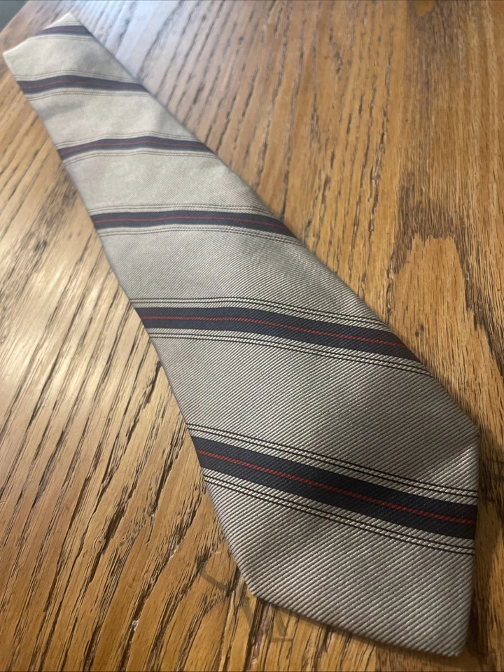 Gravata masculina vintage em excelente estado usado Marshall Field’s Repp gravata de seda listra regimental EUA - Imagem 2 de 4