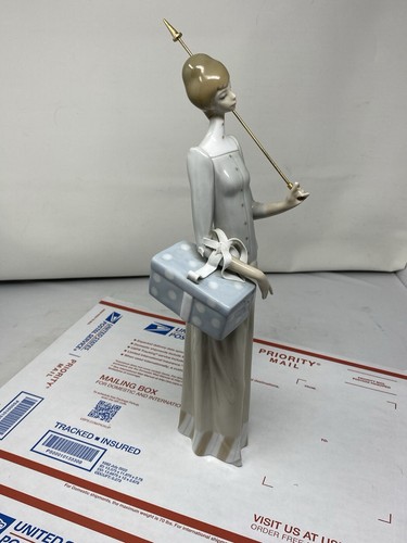 Lladro. 4700. THE DRESSMAKER. Collectible Vintage Figure - Picture 5 of 7