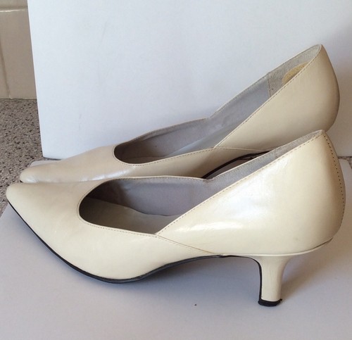 Liz Clairborne Off White Pumps Size 8.5 - Picture 2 of 5