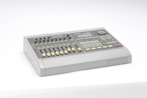 Roland VS-880 Digital Studio Workstation - Picture 2 of 3