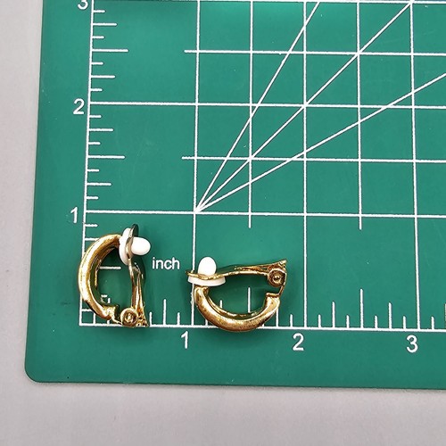 Pendientes Clip On Estrás Tono Dorado Medio Aro Palanca Trasera Maximalista 3/4" - Imagen 9 de 11