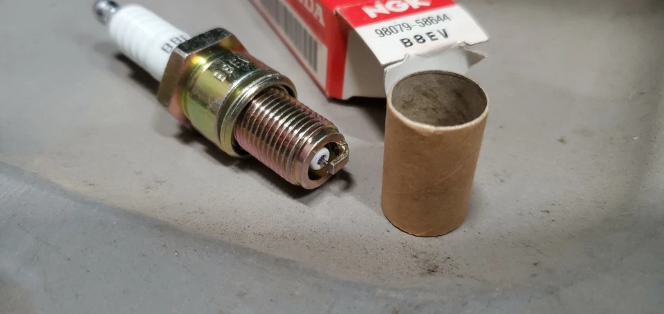 Vela de ignição NOS Honda NGK Racing 1981-1982 CR250R 1981 CR450R 98079-58644 Qtd. 3 - Imagem 3 de 3