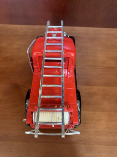 Solido Ford V-8 Beverly Hills Fire Truck 1:19 - Red - Picture 5 of 10