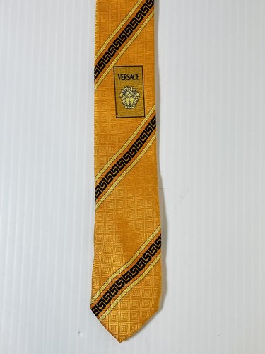 Corbata de seda Gianni Versace para hombre amarillo naranja oscuro patrón icónico vintage - Imagen 5 de 7