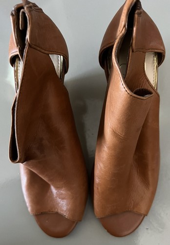 Jessica Simpson Brown Upper With Gold Wedge Peep Toe Size 8M - Picture 2 of 9