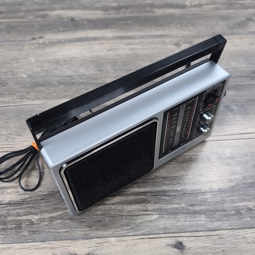Vintage GE GENERAL ELECTRIC Portable AM/FM radio Model No. 7-2857A, AC/DC WORKS! - Picture 6 of 13