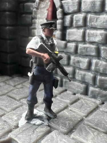 Railway Figure OO Gauge ARMED POLICE 3D Printed Hand Painted 1:76 Train - Picture 3 of 5