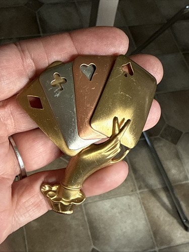 Französische Metall Brosche Kupfer Messing Silber Anstecknadel Kartenhand Vintage Schmuck Poker - Bild 1 von 8