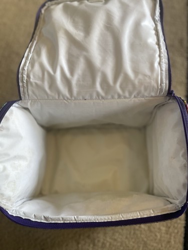 Bolsa de almuerzo aislada Vera Bradley Stay Cooler púrpura con correa ligera - Imagen 4 de 4