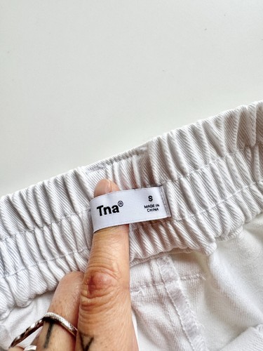 Pantalones cargo Aritzia TNA blancos de sarga de algodón cintura alta pierna ancha, talla S - Imagen 8 de 9
