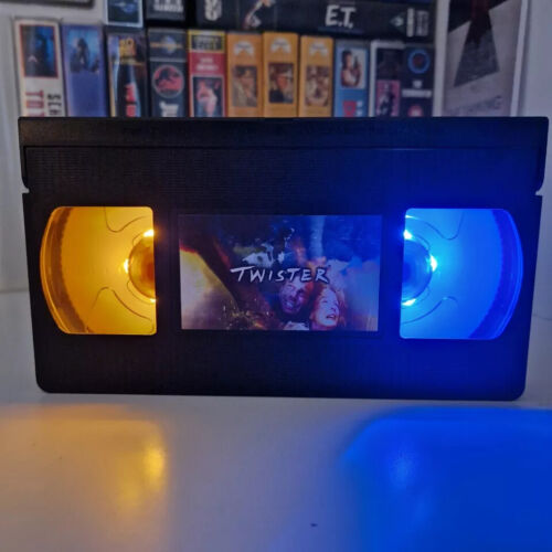 Lampada Videocassetta Horror & Thriller LED VHS Compleanno Natale Idee Regalo Luce Retrò - Foto 140 di 143