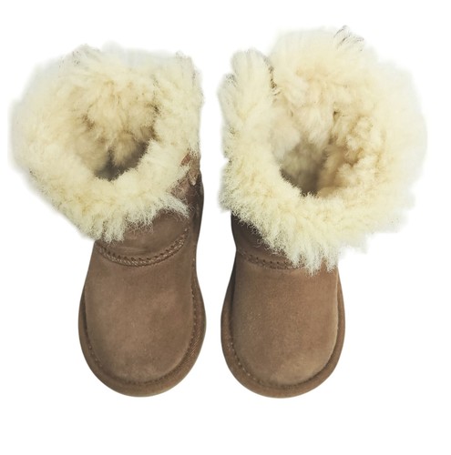 Botas UGG para niñas pequeñas talla 6 con lazos Bailey y piel de lana marrón gamuza - Imagen 3 de 13
