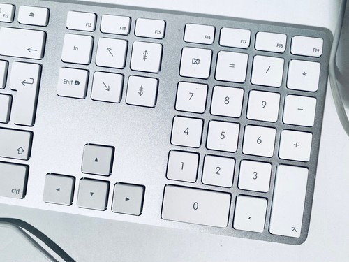 Apple Keyboard A1243 -QWERTZ niemiecka klawiatura, srebrna/biała - Zdjęcie 3 z 4
