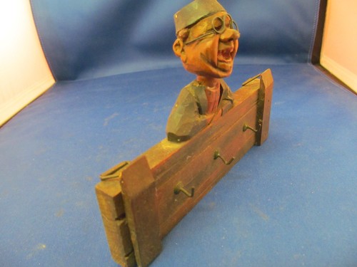 VINTAGE 6" HAND CARVED WOOD HAPPY SMILING BARTENDER BAR UTENSIL WALL HANGER - Bild 3 von 6