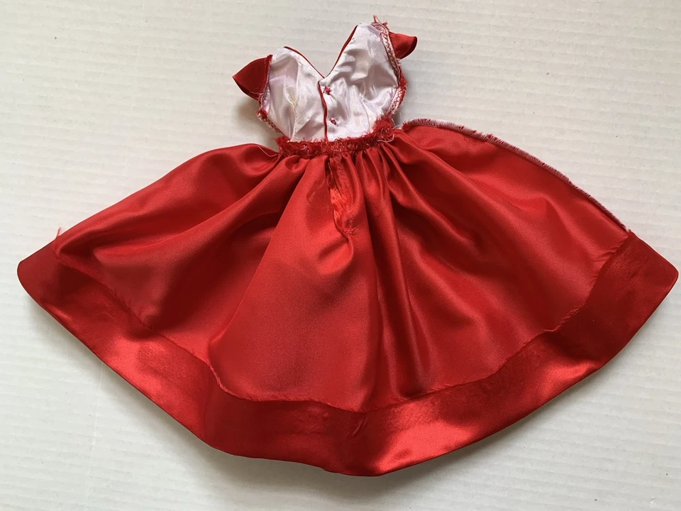 Vestido de satén rojo hecho por mamá para muñecas Madame Alexander Cissy o Miss Revlon de 20" Foto 3 de 4