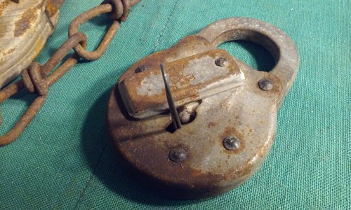2 old rusty padlocks I found no keys possibly RxR RY EX AGY (#QR-245) & S.P. CO. - Picture 6 of 7