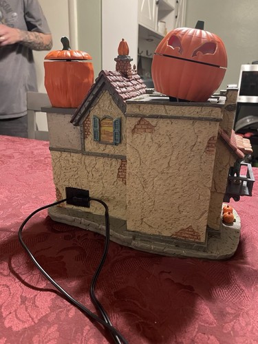 Lemax Spooky Town - The Ghoulish Gourd Pub & Grill - With Lights And Sounds 2020 - Bild 16 von 16