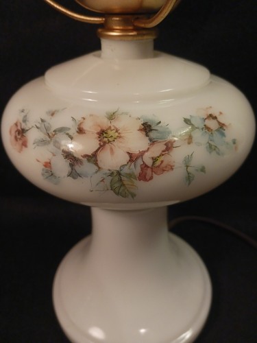 VINTAGE GWTW HURRICANE MILK GLASS PAINTED FLORAL TABLE LAMP 21" - Picture 4 of 19