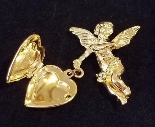 **Vintage NOS Gold Tone Angel with Heart Photo Locket Brooch** - Picture 5 of 10