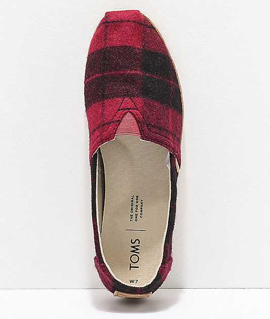 NEW WOMEN S 9 10 TOMS CLASSIC SLIP ON SHOES IN RED PLAID FELT ON LEATHER