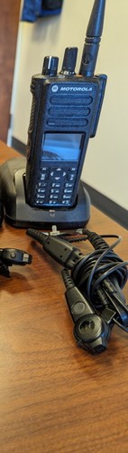 Motorola XPR-7550 UHF Digital Radio - Zdjęcie 2 z 3