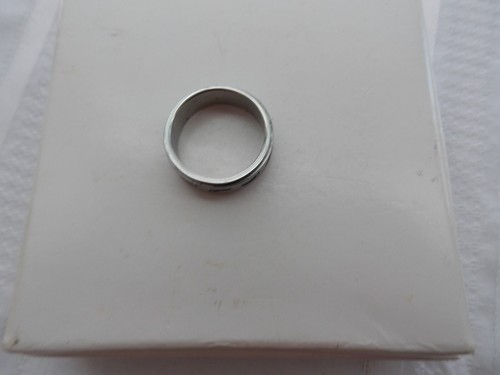 Anillo de banda giratorio de acero inoxidable con huellas negras para hombre talla 12 1/4 #ST287 - Imagen 4 de 6