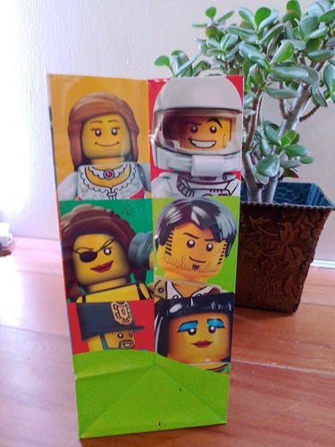 2012 Lego Legoland Resort Paper Shopping Gift Bag Small Minifigures California X - Picture 2 of 7