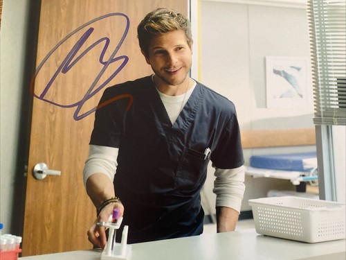 Matt Czuchry handsigniertes 8x10 The Resident Foto Conrad Hawkins - Bild 2 von 2